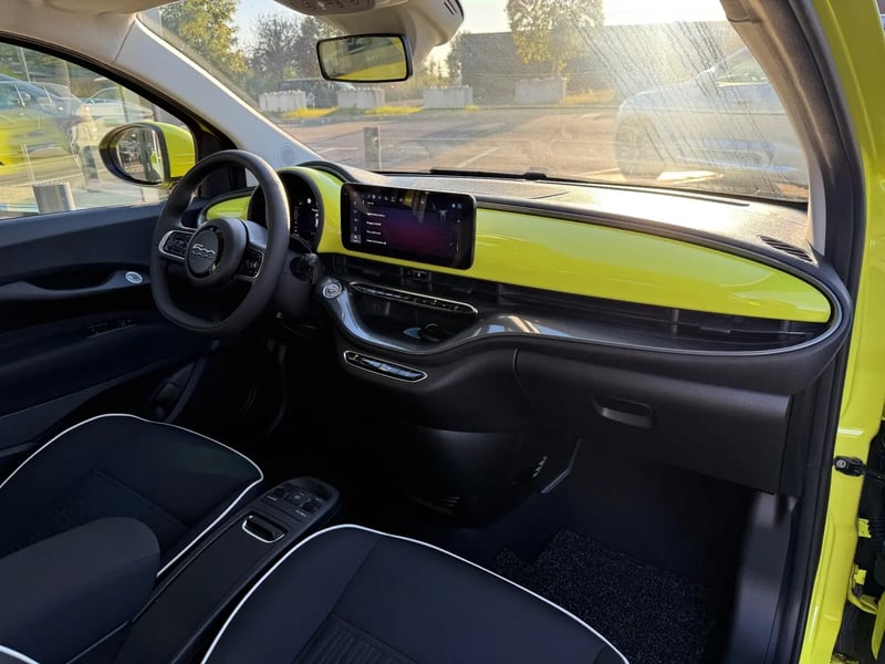 Photo de la voiture FIAT 500e BERLINE 500 e 95ch Pack Confort MY24 JAUNE
