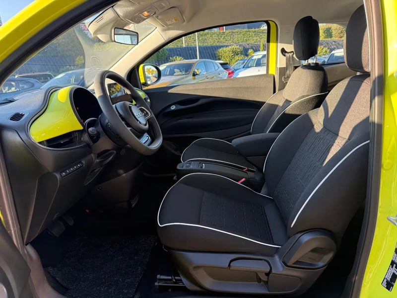 Photo de la voiture FIAT 500e BERLINE 500 e 95ch Pack Confort MY24 JAUNE