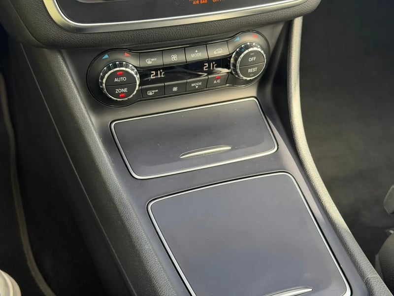 Photo de la voiture MERCEDES-BENZ GLA 200 d 7-G DCT Sensation