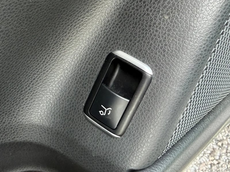 Photo de la voiture MERCEDES-BENZ GLA 200 d 7-G DCT Sensation
