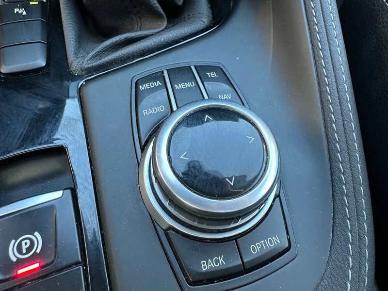 Photo de la voiture BMW X1 F48 sDrive 18i 136 ch BVA8 xLine