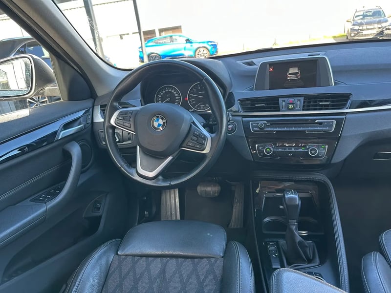 Photo de la voiture BMW X1 F48 sDrive 18i 136 ch BVA8 xLine