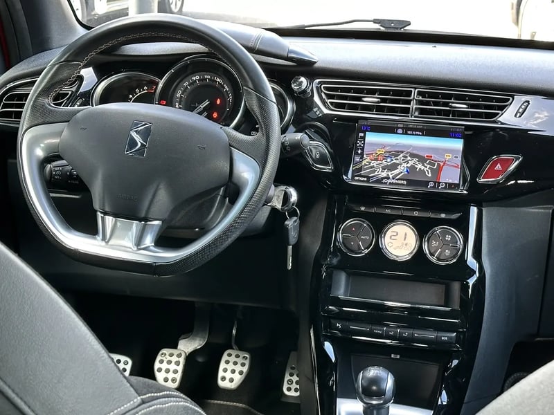 Photo de la voiture DS DS 3 PureTech 110 S&S BVM5 Performance Line