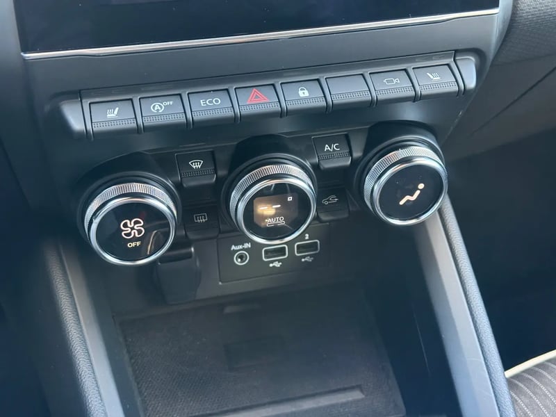 Photo de la voiture RENAULT CLIO V TCe 90 Techno