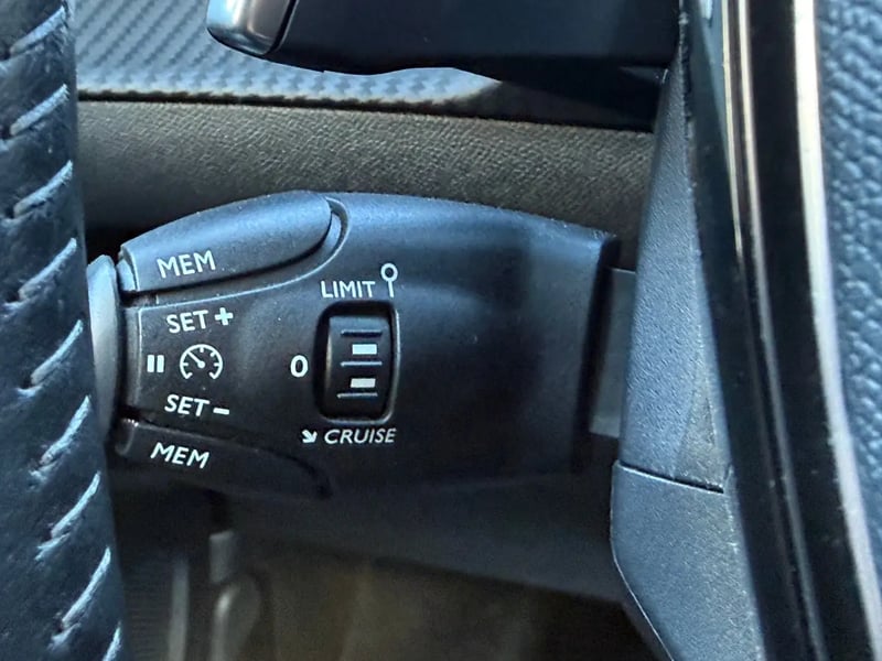 Photo de la voiture PEUGEOT 2008 BlueHDi 130 S&S EAT8 Allure