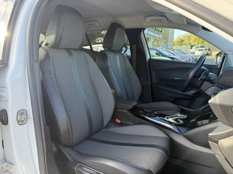 Photo de la voiture PEUGEOT 2008 BlueHDi 130 S&S EAT8 Allure