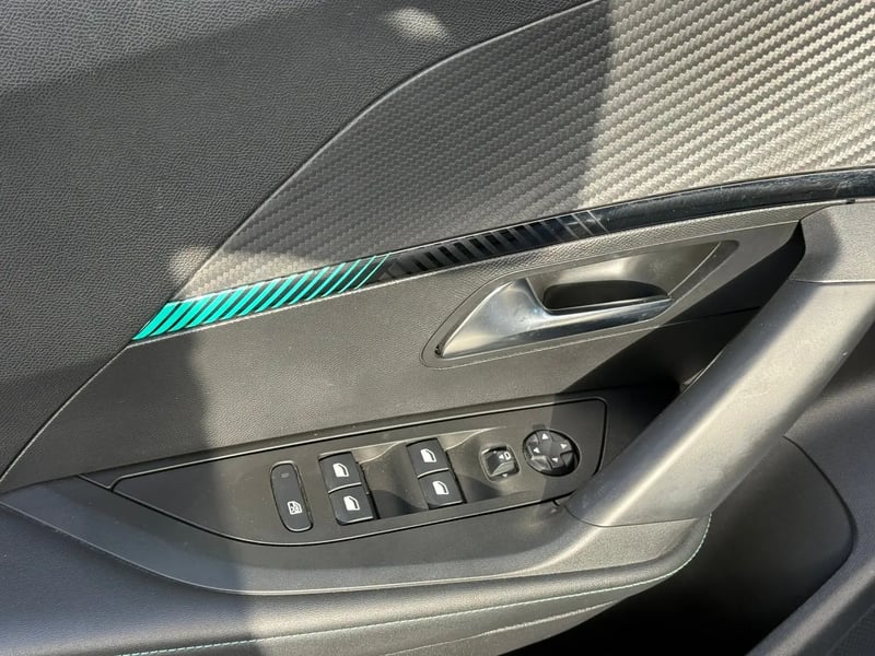 Photo de la voiture PEUGEOT 2008 BlueHDi 130 S&S EAT8 Allure