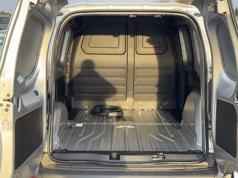 Photo de la voiture NISSAN TOWNSTAR FOURGON ELECTRIQUE EV FOURGON L1 45KWH CHARGEUR 22KW GSR2B ACENTA