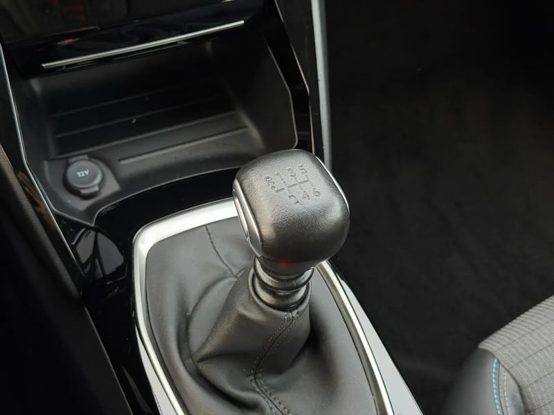 Photo de la voiture PEUGEOT 2008 PureTech 100 S&S BVM6 Allure