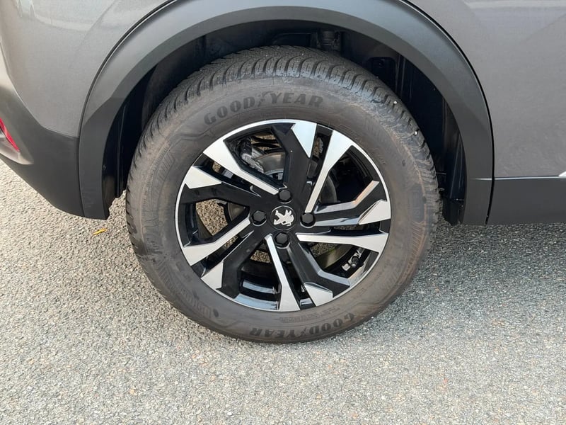 Photo de la voiture PEUGEOT 2008 PureTech 100 S&S BVM6 Allure