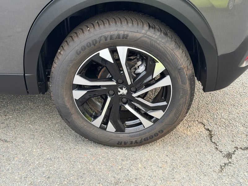Photo de la voiture PEUGEOT 2008 PureTech 100 S&S BVM6 Allure
