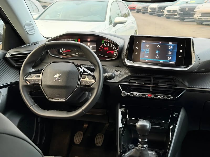 Photo de la voiture PEUGEOT 2008 PureTech 100 S&S BVM6 Allure