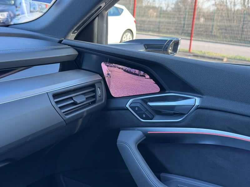 Photo de la voiture AUDI E-TRON SPORTBACK 50 quattro 313 ch S line