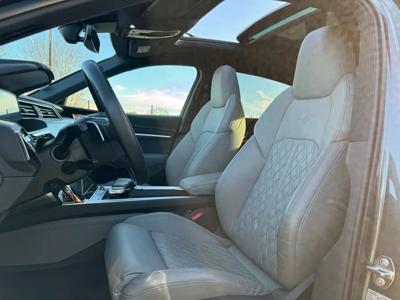 Photo de la voiture AUDI E-TRON SPORTBACK 50 quattro 313 ch S line