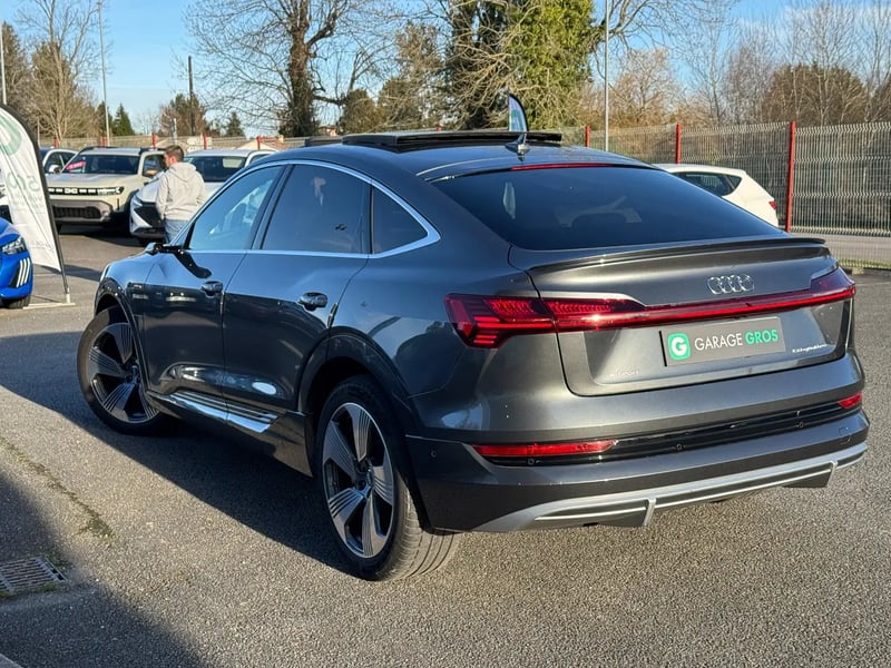 Photo de la voiture AUDI E-TRON SPORTBACK 50 quattro 313 ch S line