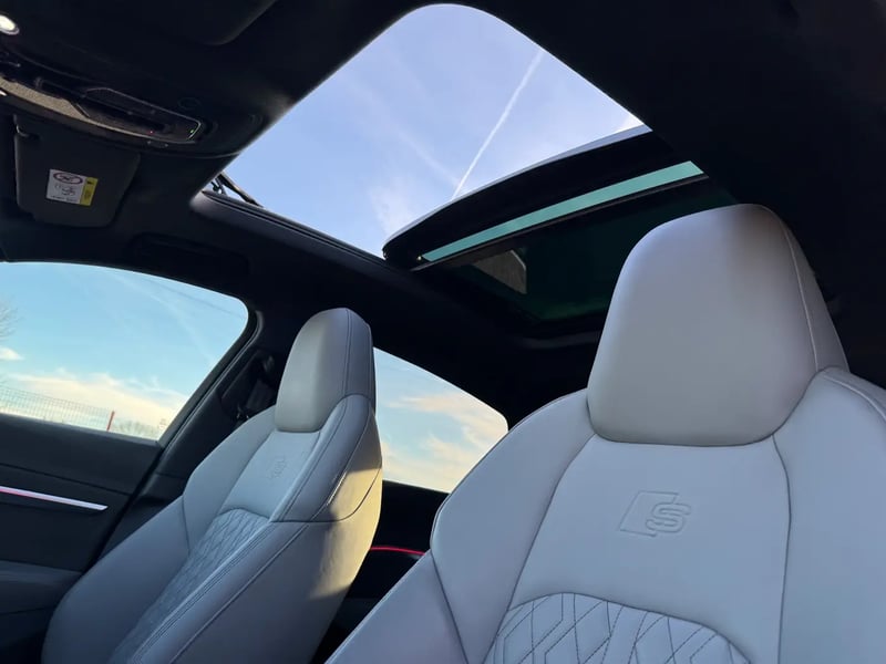 Photo de la voiture AUDI E-TRON SPORTBACK 50 quattro 313 ch S line