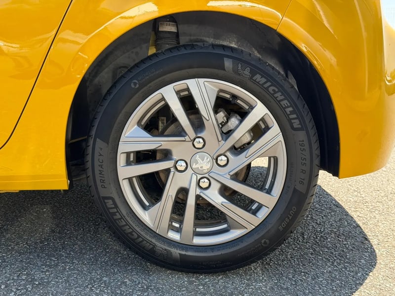 Photo de la voiture PEUGEOT 208 PureTech 100 S&S BVM6 Active Pack