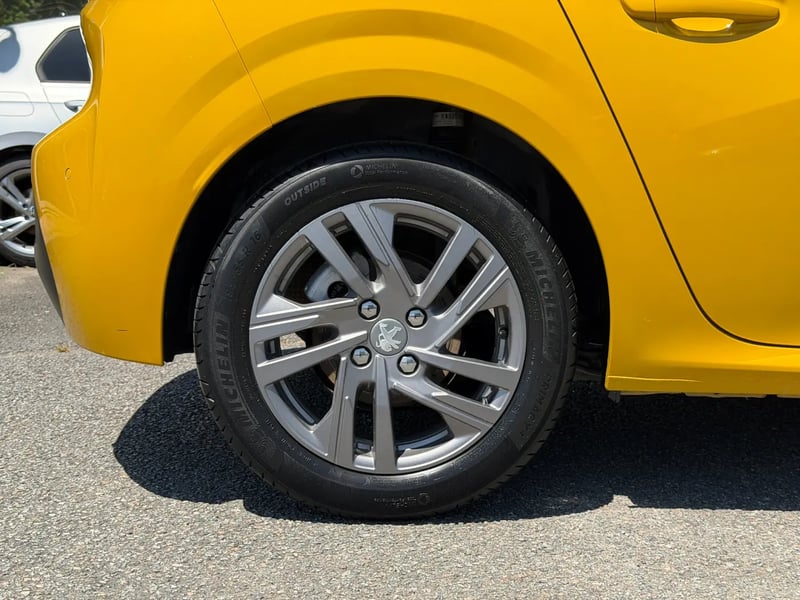 Photo de la voiture PEUGEOT 208 PureTech 100 S&S BVM6 Active Pack