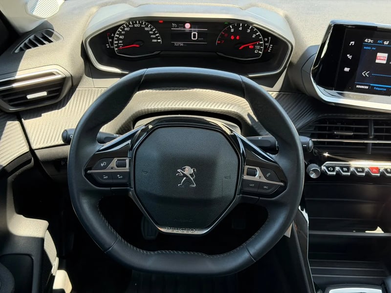 Photo de la voiture PEUGEOT 208 PureTech 100 S&S BVM6 Active Pack