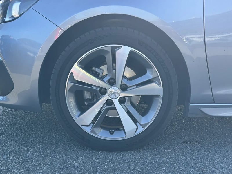 Photo de la voiture PEUGEOT 308 BlueHDi 130ch S&S EAT8 GT