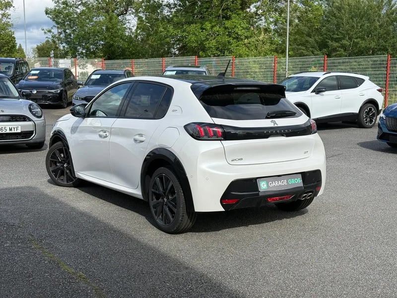 Photo de la voiture PEUGEOT 208 PureTech 130 S&S EAT8 GT Pack