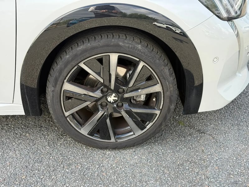 Photo de la voiture PEUGEOT 208 PureTech 130 S&S EAT8 GT Pack