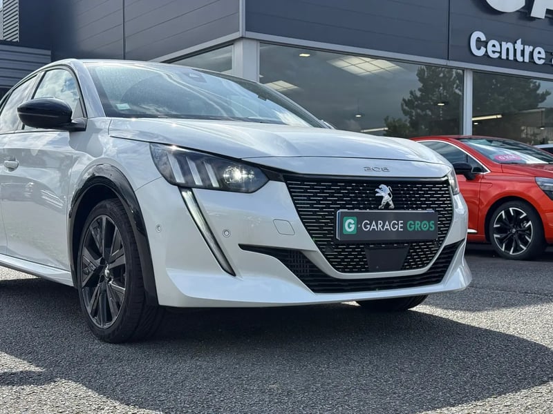 Photo de la voiture PEUGEOT 208 PureTech 130 S&S EAT8 GT Pack