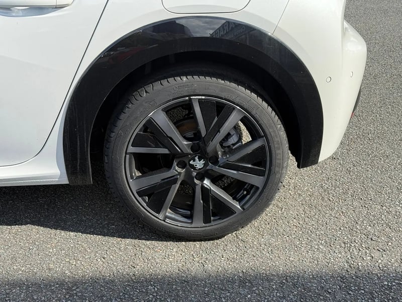 Photo de la voiture PEUGEOT 208 PureTech 130 S&S EAT8 GT Pack