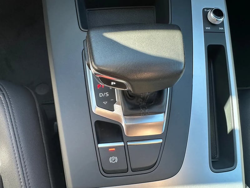 Photo de la voiture AUDI Q5 SPORTBACK 40 TDI 204 S tronic 7 Quattro Design