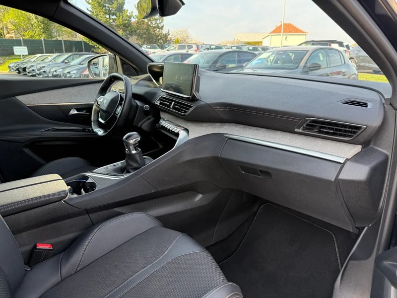 Photo de la voiture PEUGEOT 3008 PureTech 130ch S&S BVM6 GT