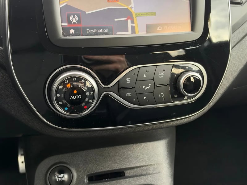 Photo de la voiture RENAULT CAPTUR dCi 90 Energy EDC Intens