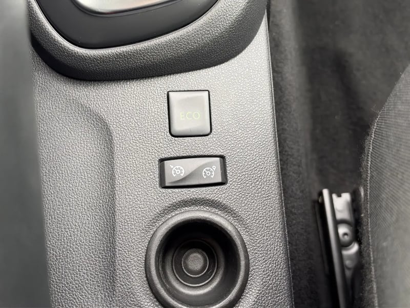Photo de la voiture RENAULT CAPTUR dCi 90 Energy EDC Intens