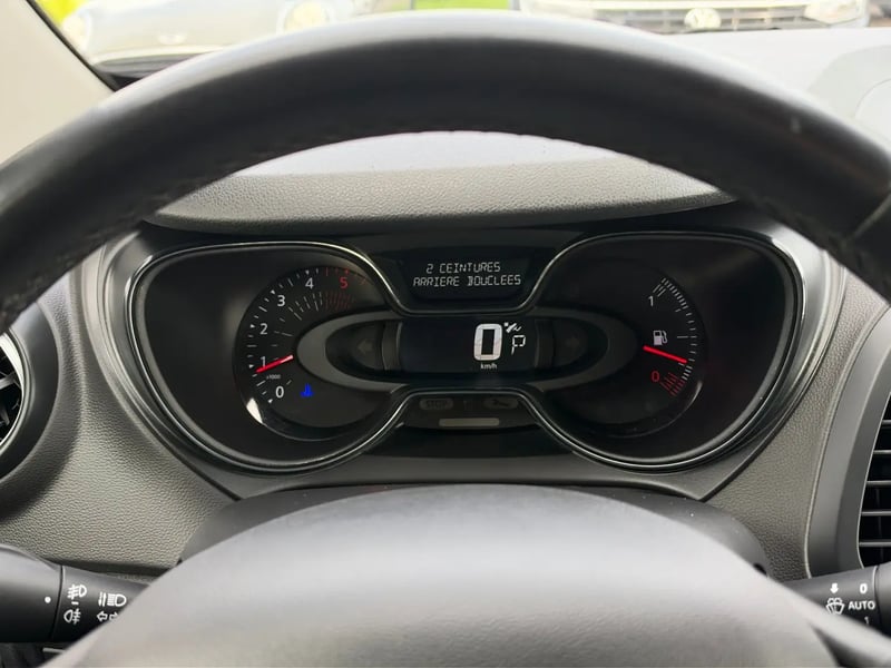 Photo de la voiture RENAULT CAPTUR dCi 90 Energy EDC Intens