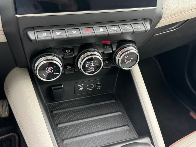 Photo de la voiture RENAULT CAPTUR Blue dCi 115 EDC Initiale Paris