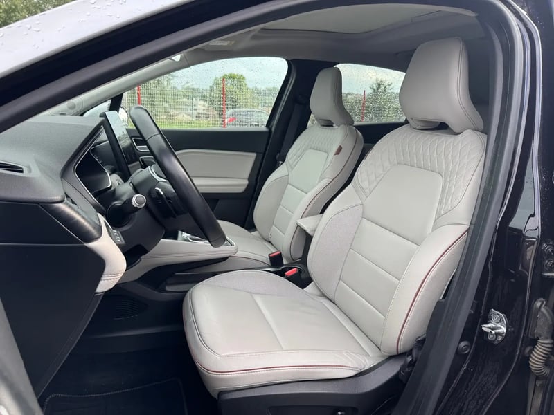 Photo de la voiture RENAULT CAPTUR Blue dCi 115 EDC Initiale Paris