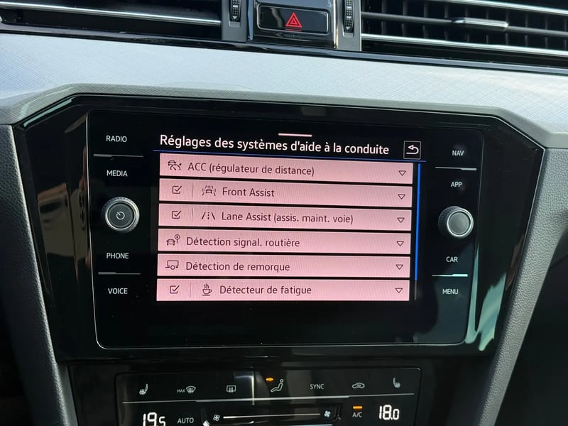 Photo de la voiture VOLKSWAGEN PASSAT SW 2.0 TDI EVO SCR 150 DSG7 Life Plus