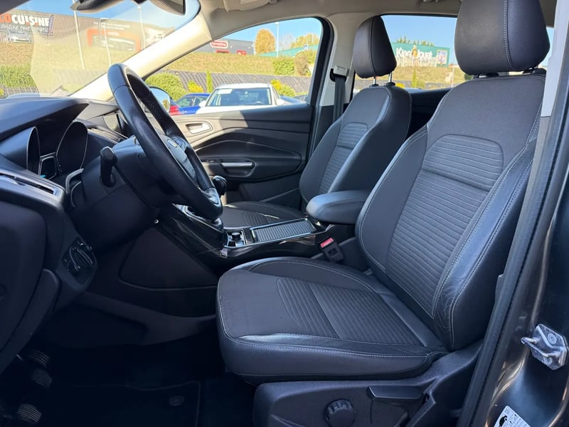 Photo de la voiture FORD KUGA 2.0 TDCi 120 S&S 4x2 BVM6 Titanium