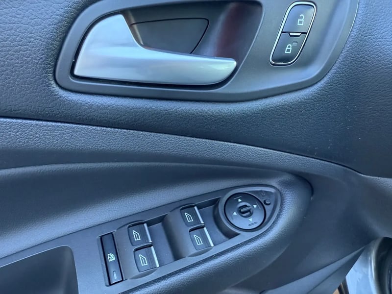 Photo de la voiture FORD KUGA 2.0 TDCi 120 S&S 4x2 BVM6 Titanium
