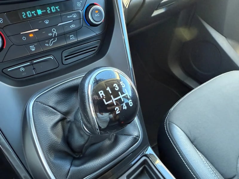 Photo de la voiture FORD KUGA 2.0 TDCi 120 S&S 4x2 BVM6 Titanium