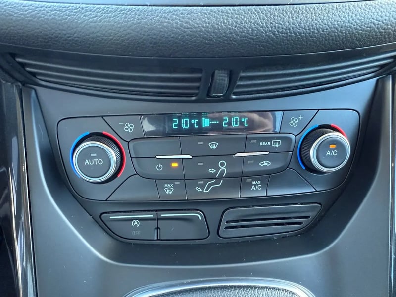 Photo de la voiture FORD KUGA 2.0 TDCi 120 S&S 4x2 BVM6 Titanium