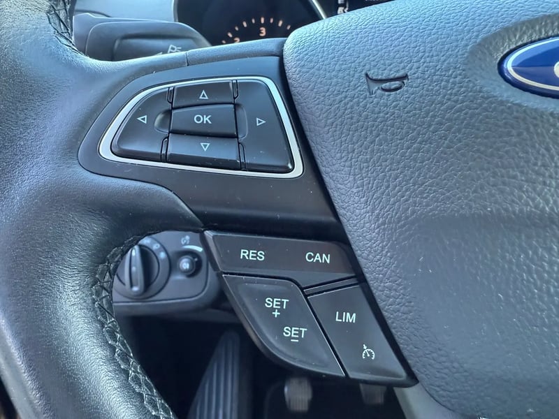 Photo de la voiture FORD KUGA 2.0 TDCi 120 S&S 4x2 BVM6 Titanium