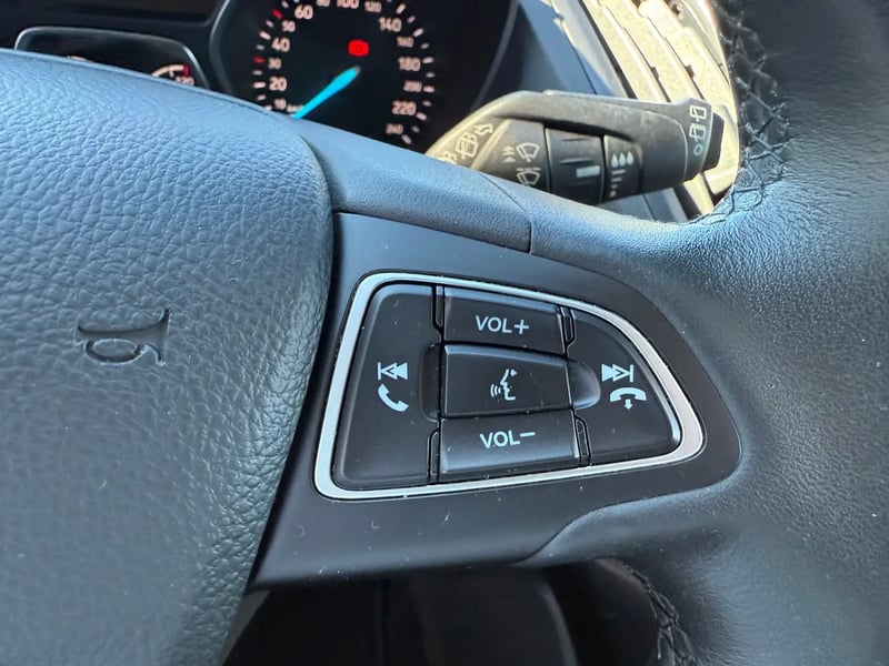 Photo de la voiture FORD KUGA 2.0 TDCi 120 S&S 4x2 BVM6 Titanium