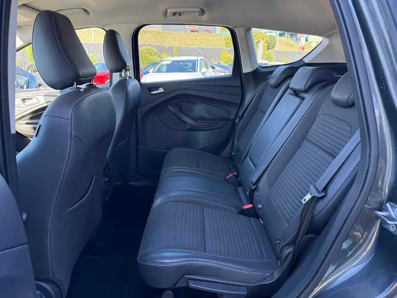 Photo de la voiture FORD KUGA 2.0 TDCi 120 S&S 4x2 BVM6 Titanium