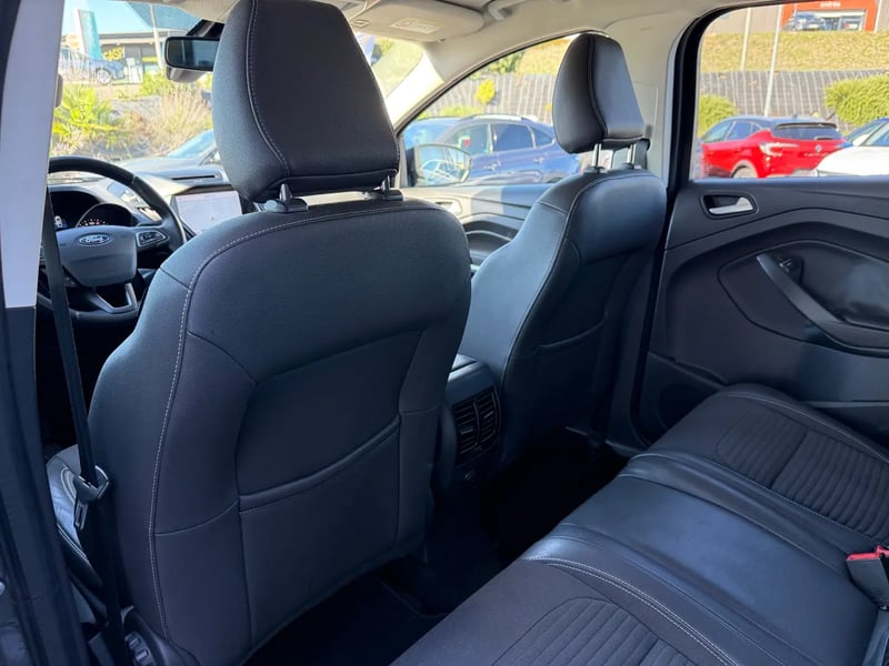 Photo de la voiture FORD KUGA 2.0 TDCi 120 S&S 4x2 BVM6 Titanium