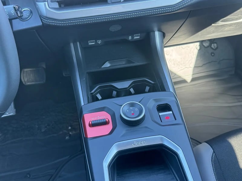 Photo de la voiture JEEP COMPASS 1.2 Turbo T3 145 ch BVR6 e-Hybrid Summit