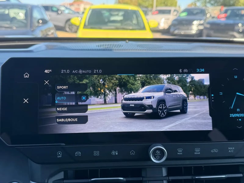 Photo de la voiture JEEP COMPASS 1.2 Turbo T3 145 ch BVR6 e-Hybrid Summit