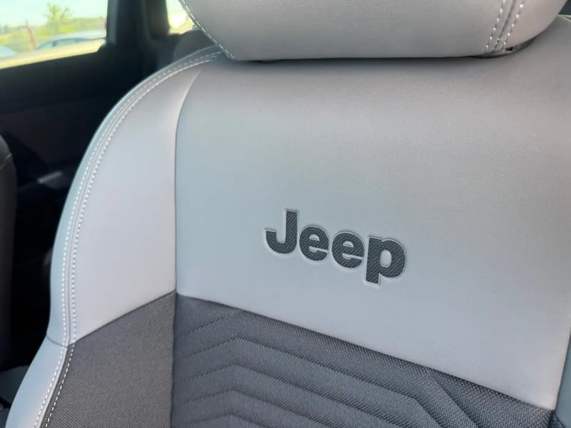 Photo de la voiture JEEP COMPASS 1.2 Turbo T3 145 ch BVR6 e-Hybrid Summit