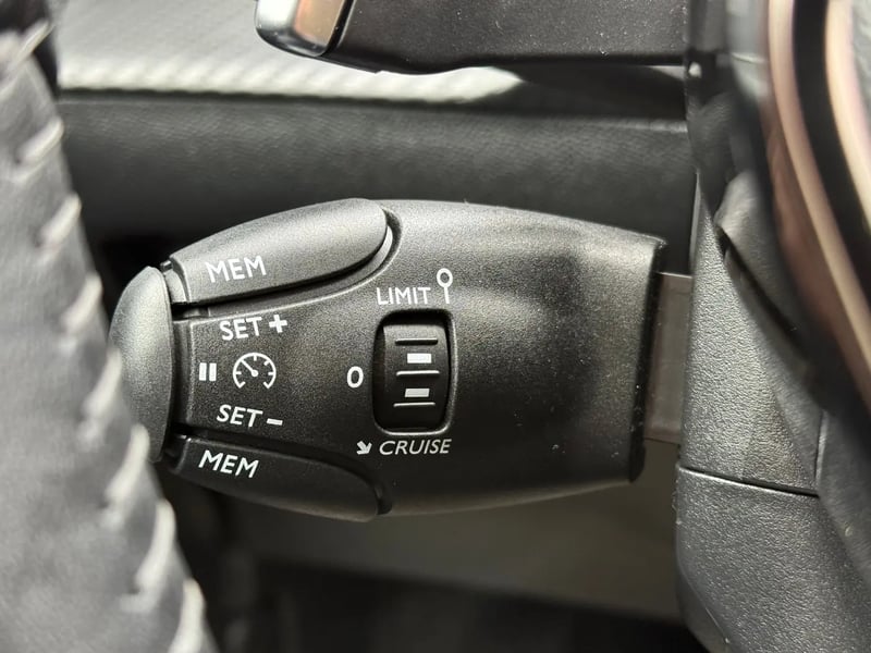 Photo de la voiture PEUGEOT 208 Hybrid 100 e-DCS6 Style