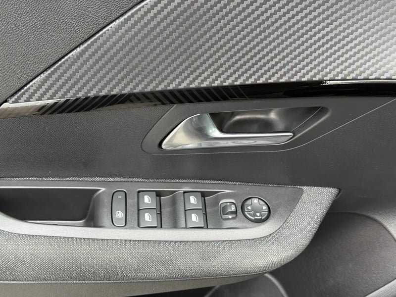 Photo de la voiture PEUGEOT 208 Hybrid 100 e-DCS6 Style