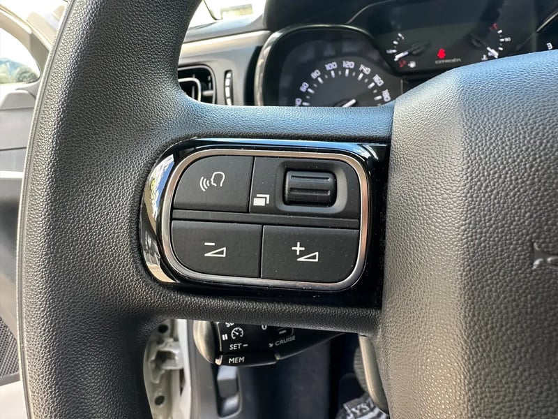 Photo de la voiture CITROEN C3 PureTech 83 S&S BVM5 YOU!